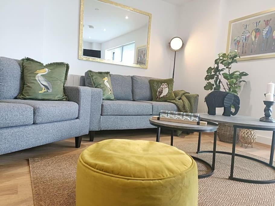 Snuggle Inn - Riverside Apartments - Views Over Looking London River Thames, Close To O2 Arena, London Excel, London City Airport, Thames Clipper- River Boat Service, Woolwich Ferry, Onsite Parking, Twin Room Option Available Extérieur photo