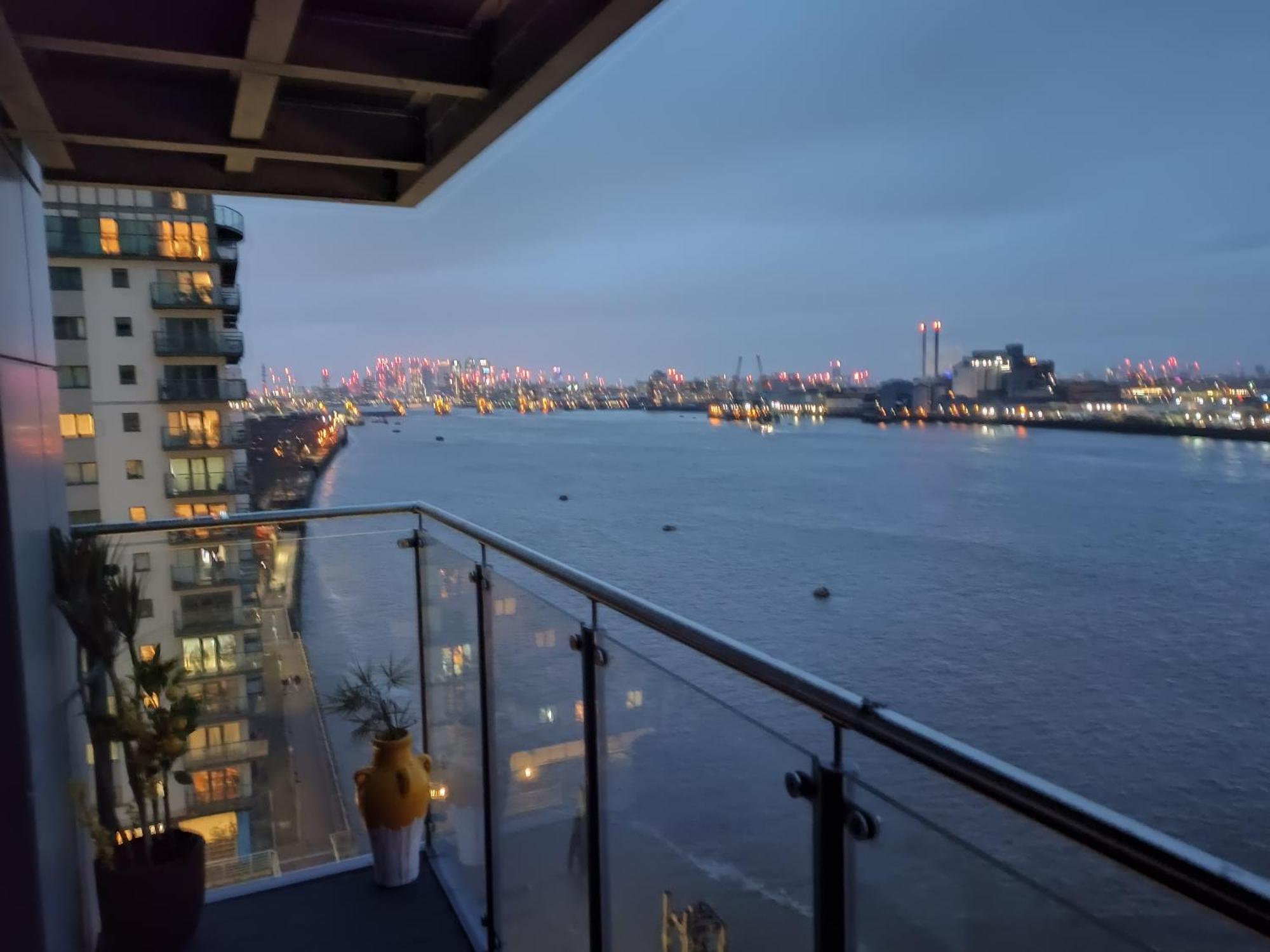 Snuggle Inn - Riverside Apartments - Views Over Looking London River Thames, Close To O2 Arena, London Excel, London City Airport, Thames Clipper- River Boat Service, Woolwich Ferry, Onsite Parking, Twin Room Option Available Extérieur photo