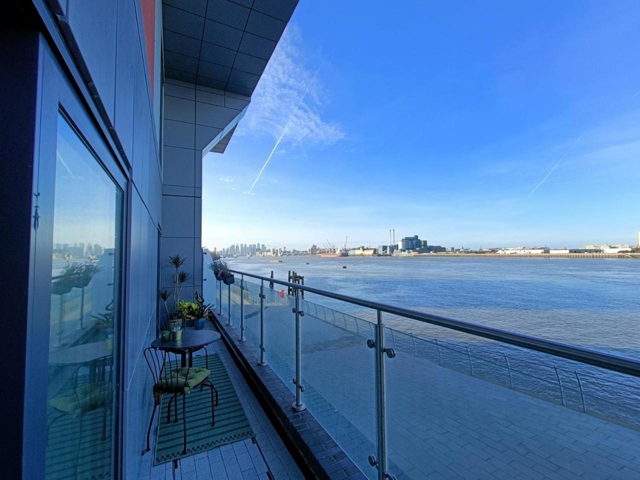 Snuggle Inn - Riverside Apartments - Views Over Looking London River Thames, Close To O2 Arena, London Excel, London City Airport, Thames Clipper- River Boat Service, Woolwich Ferry, Onsite Parking, Twin Room Option Available Extérieur photo