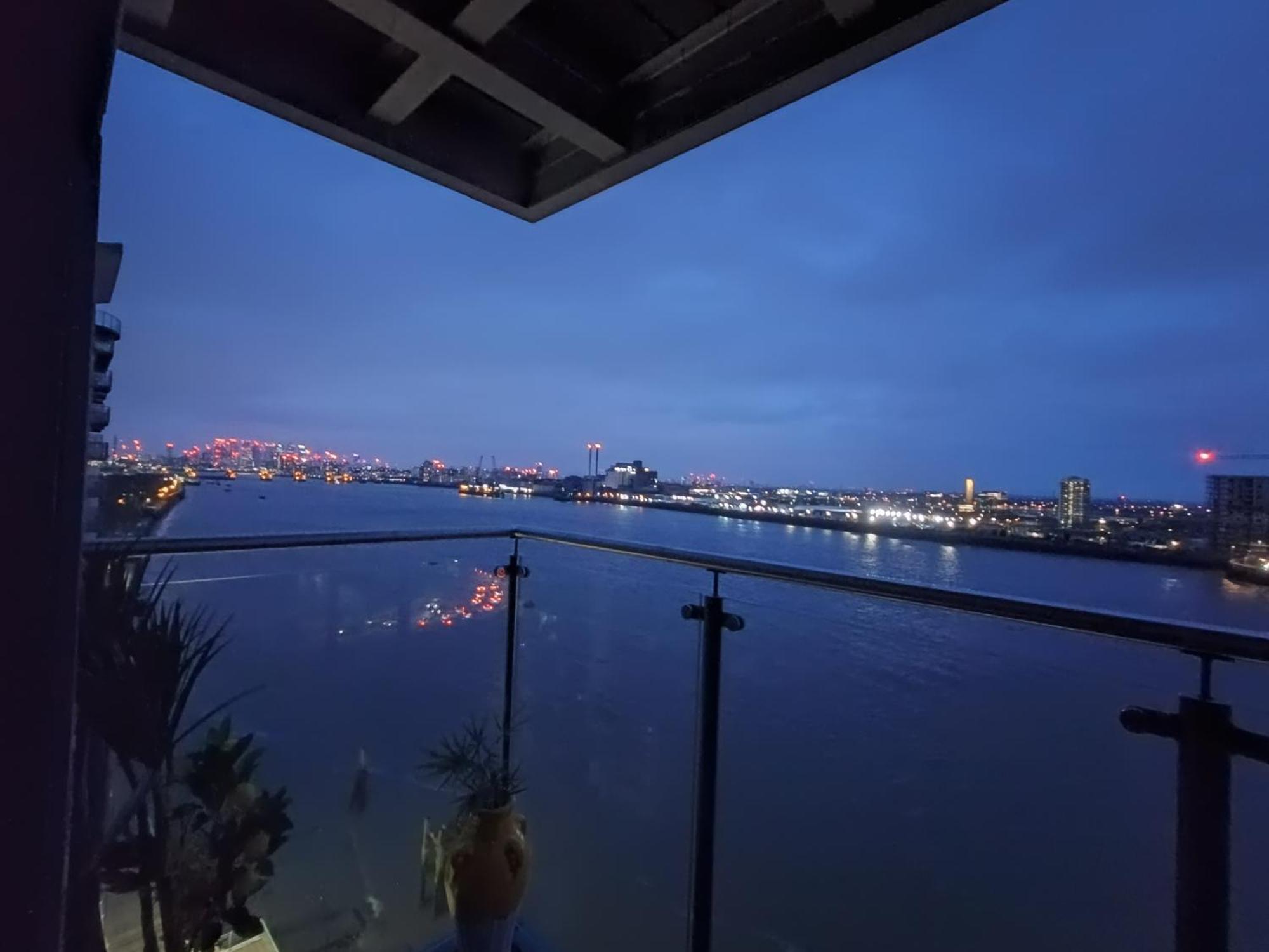 Snuggle Inn - Riverside Apartments - Views Over Looking London River Thames, Close To O2 Arena, London Excel, London City Airport, Thames Clipper- River Boat Service, Woolwich Ferry, Onsite Parking, Twin Room Option Available Extérieur photo
