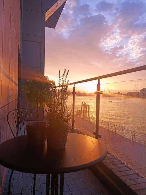 Snuggle Inn - Riverside Apartments - Views Over Looking London River Thames, Close To O2 Arena, London Excel, London City Airport, Thames Clipper- River Boat Service, Woolwich Ferry, Onsite Parking, Twin Room Option Available Extérieur photo